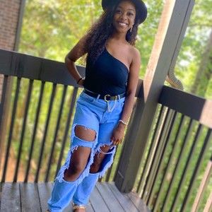 Meet your Posher, Nia